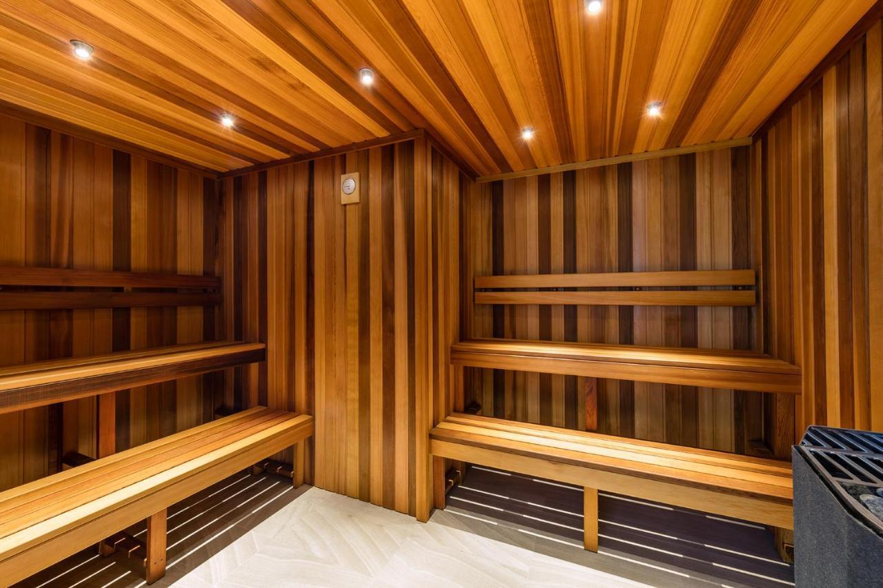 Meriton Suites Herschel Street, Brisbane Exterior foto The photo shows the interior of a sauna. The walls and benches are made of light-colored wood, featuring vertical stripes that create a warm, inviting atmosphere. There are several wooden benches along the sides for seating. The ceiling is also made 